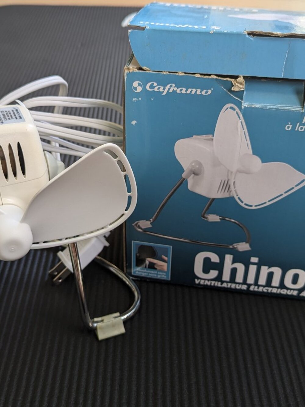 Chinook "safe blade" 2 speed desk fan!   *Pet friendly!